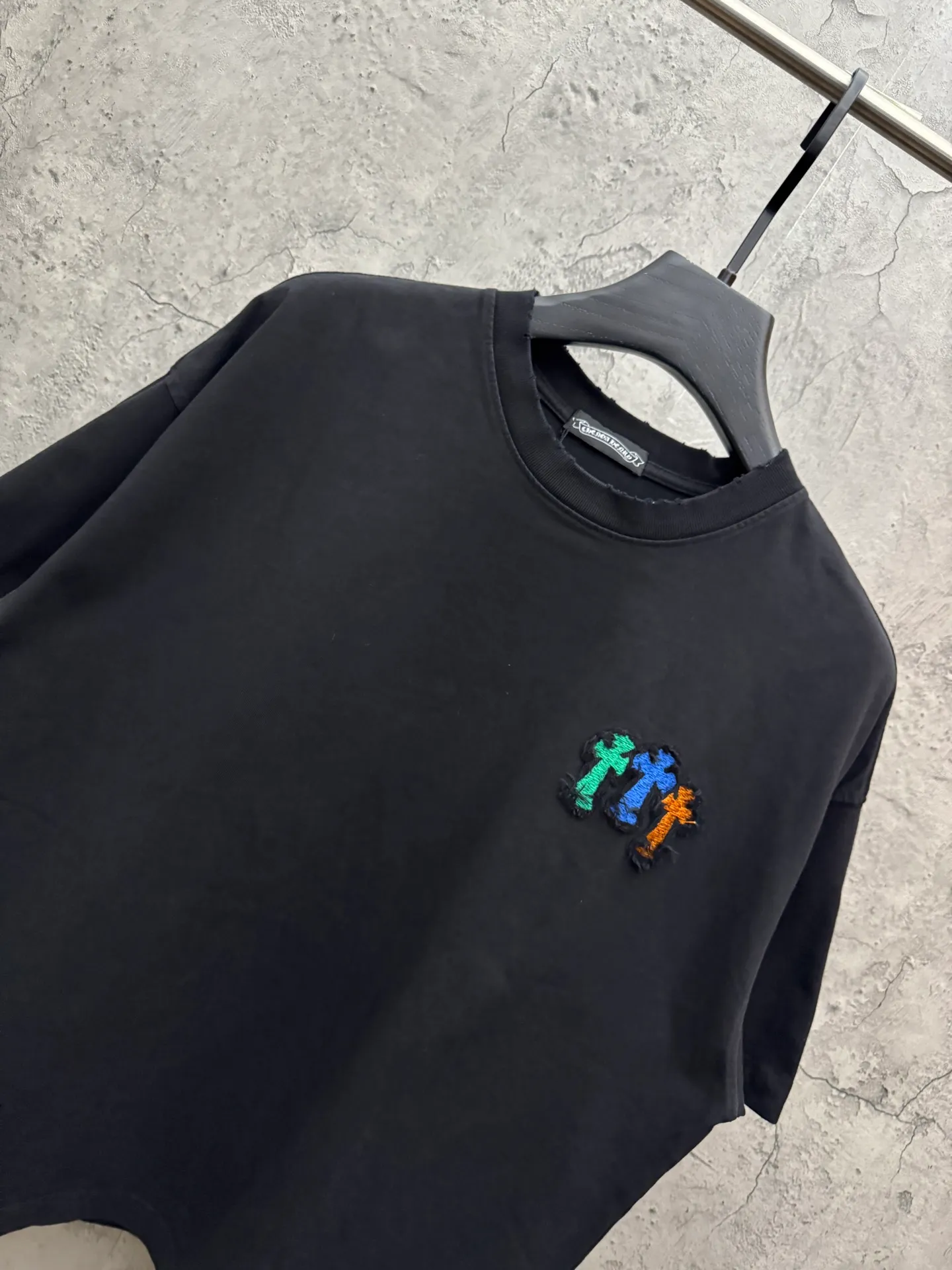 P230 top version, real shot without P, ​​different from market currency) 𝗖𝗵𝗿𝗼𝗺𝗲 𝗛𝗲𝗮𝗿𝘁𝘀/Croxin 2026 spring new original single counter American patch embroidered couple short sleeves 👑The highest version! Customized fabric 320 grams, patch embroidery, best-selling model at the counter, very comfortable to wear. Accessories: original molded and authenticated collar label ➕ 100% silk wash water label. Genuine purchase-grade original hangtag➕matching hanging rope➕3D hanging beads➕original packaging bag. Craftsmanship: The original version has consistent wiring! The highest version of the armhole matching technique! Color: White Black Size: S M L XL Style No.: 6610